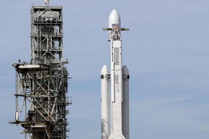 Video: Elon Musks SpaceX schießt Super-Rakete ins All