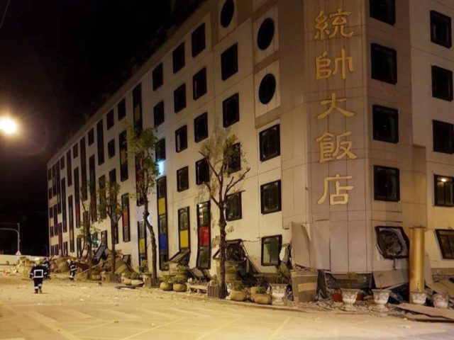 Rettungskräfte vor einem eingestürzten Gebäude in Hualien. Ein Erdbeben mit einer Stärke von 6,4 hat Taiwan erschüttert. Foto: Handout Hualien County Fire Bureau/dpa