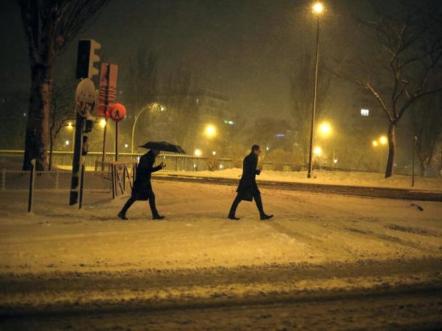 Winterwetter mit Schnee und Eis hat im Großraum Paris ein Verkehrschaos ausgelöst. Foto: Thibault Camus/AP/dpa