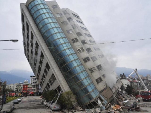 Nach dem Erdbeben steht das beschädigte Yuntsui Building schief. Foto: Central News Agency/dpa