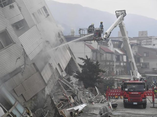 Das zwölfstöckige Wohnhaus neigt sich gefährlich zur Seite, weil die untersten Etagen eingestürzt sind. Foto: Central News Agency/dpa