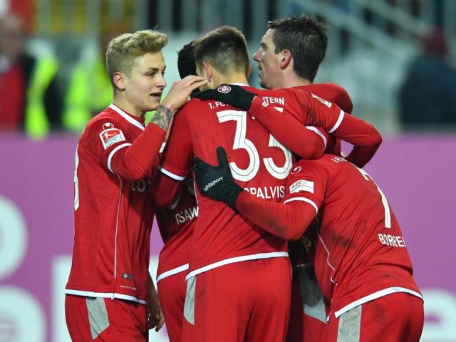 Die Spieler des 1. FC Kaiserslautern jubeln, sie haben Holstein Kiel mit 3:1 besiegt. Foto: Uwe Anspach/dpa