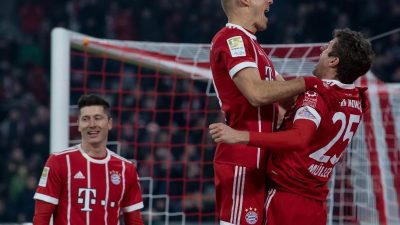 Bayern siegen auch ohne Heynckes – Schalke verpasst Punkt