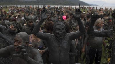 Großes Helau bei Schlammparty in Brasiliens