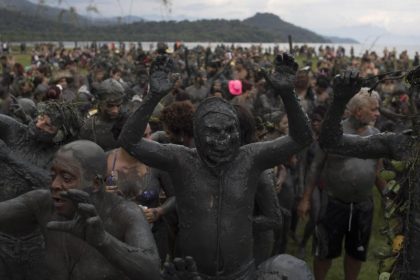 Großes Helau bei Schlammparty in Brasiliens