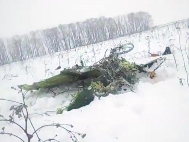 Trümmerteile des abgestürzten Flugzeugs vom Typ An-148. Foto: Screenshot/LIFE.RU/dpa