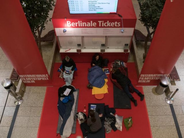 Diese Berlinale-Fans besitzen Ausharrungsvermögen. Foto: Paul Zinken/dpa