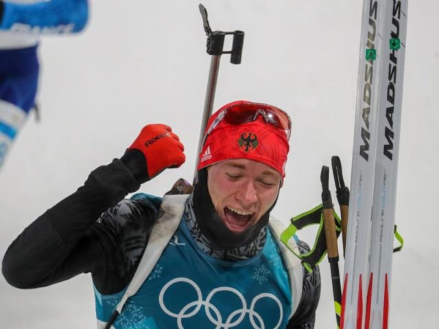 Benedikt Doll gewann in der Biathlon-Verfolgung die Bronzemedaille. Foto: Michael Kappeler/dpa