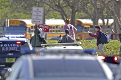 Untätiger US-Polizist nach Schul-Amoklauf in Florida entlassen