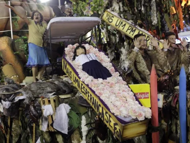 Die Sambaschule Beija-Flor beklagt den Tod der vielen unschuldigen Kinder. Foto:&nbsp;Silvia Izquierdo/AP/dpa