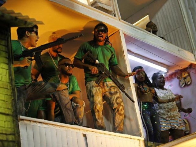 Die Beija-Flor-Tänzer ahmen stark bewaffnete Kriminelle und Gangster in den Favelas nach. Foto: Silvia Izquierdo/AP/dpa