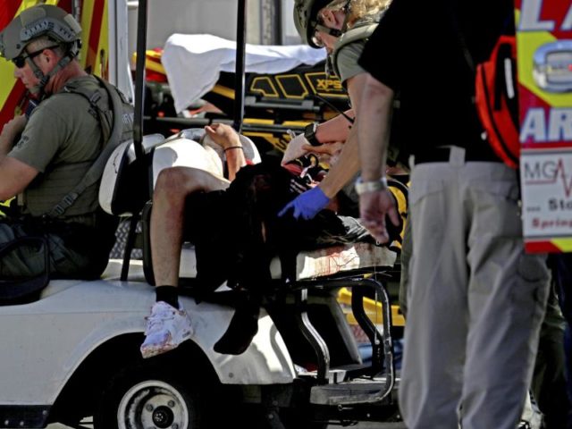 Rettungskräfte versorgen einen blutverschmierten Schüler. Foto: John Mccall/South Florida Sun-Sentinel/AP//dpa