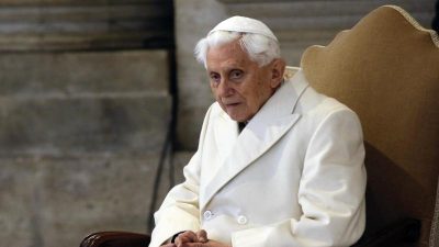 Papst Benedikt XVI. bittet Missbrauchsopfer um Entschuldigung
