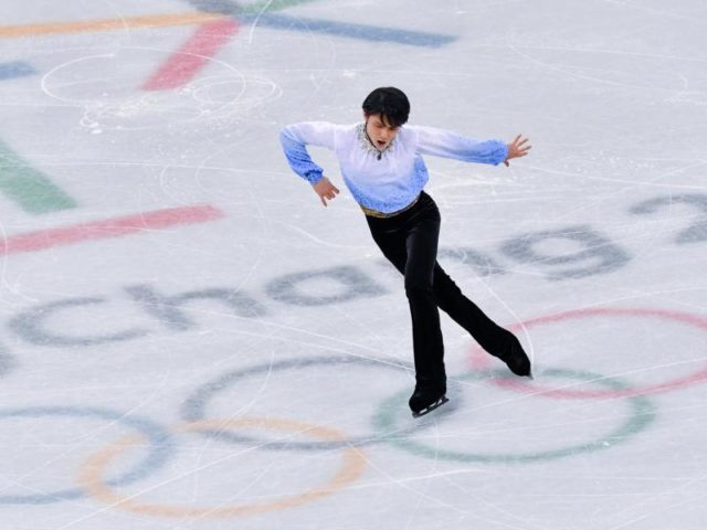 Der Japaner Yuzuru Hanyu gewann wie bereits 2014 Gold im Eiskunstlauf. Foto: Peter Kneffel/dpa