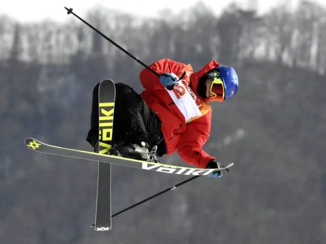Oystein Braaten aus Norwegen bei seiner Fahrt zur Goldmedaille im Slopestyle. Foto: Jussi Nukari/dpa