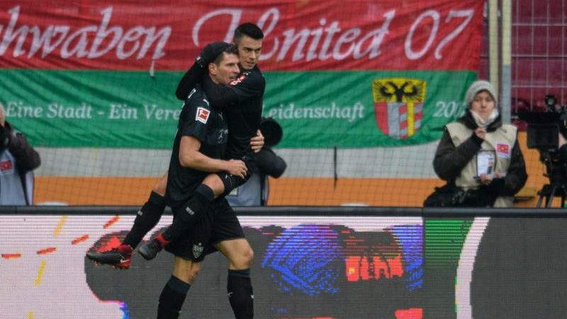 Gomez beschert Stuttgart in Augsburg den ersten Auswärtssieg