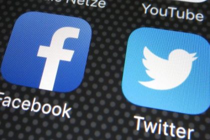 Facebook und Twitter sperren Trump