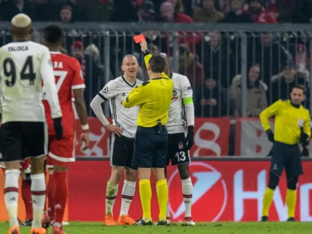 Besiktas Domagoj Vida sah nach der Notbremse die Rote Karte. Foto: Matthias Balk/dpa