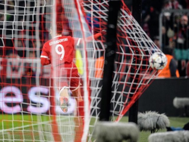 Auch Robert Lewandowski traf: Der Bayern-Stürmer machte das 4:0. Foto: Matthias Balk/dpa