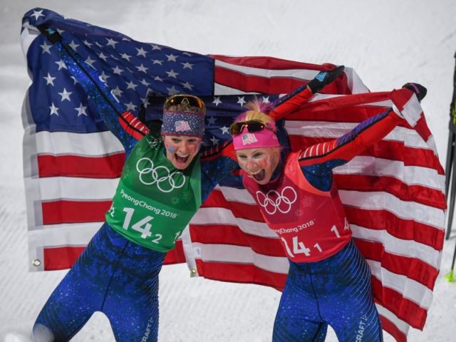 Kikkan Randall (r) und Jessica Diggins (l) aus den USA jubelen im Ziel über ihren Olympiasieg. Foto: Hendrik Schmidt/dpa