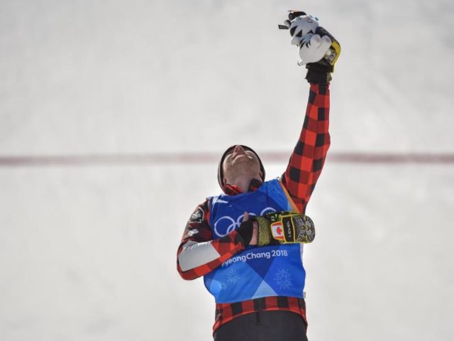 Der Kanadier Brady Leman freut sich über seinen Sieg im Skicross. Foto: Angelika Warmuth/dpa