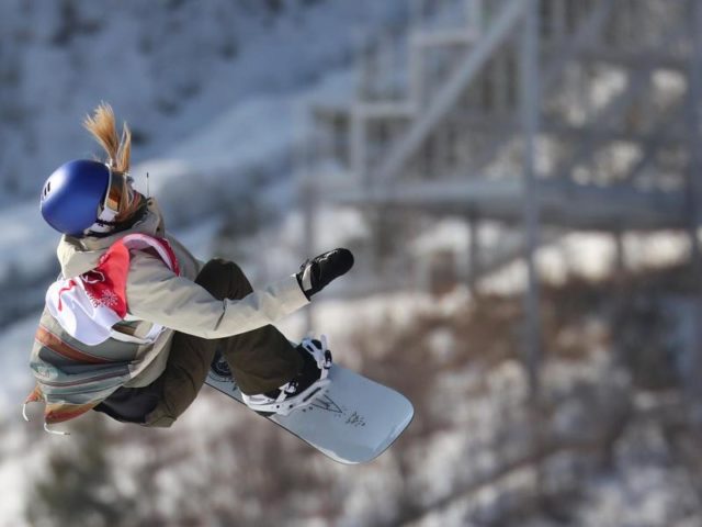 Anna Gasser aus Österreich ist erste Olympiasiegerin beim Big-Air-Wettbewerb der Snowboarder. Foto: Daniel Karmann/dpa