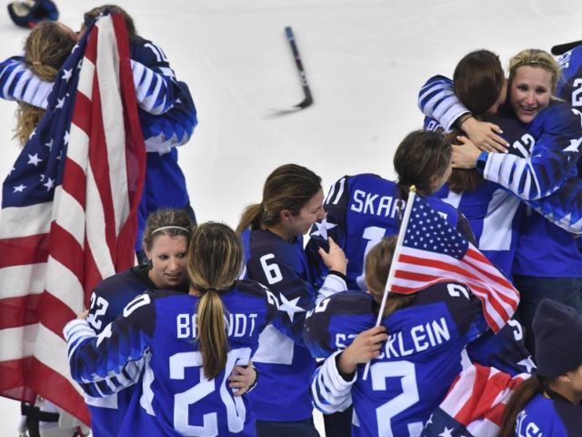 Die Eishockey-Frauen aus den USA jubeln über den Gewinn der Goldmedaille. Foto:Peter Kneffel/dpa