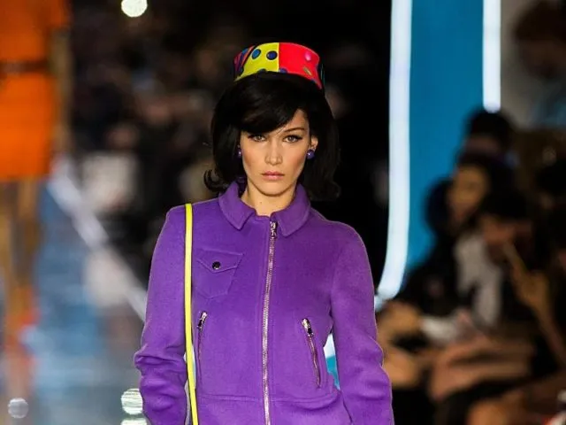 Ein Kostüm in frischem Lila:&nbsp;Top-Model Bella Hadid trägt Moschino. Foto: Jin Yu/XinHua/dpa