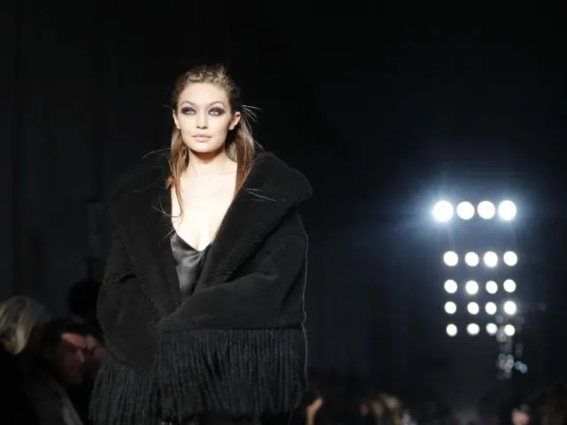 Gigi Hadid war nicht nur für Moschino im Einsatz. Das Top-Model zeigte auch die Kreationen von Max Mara. Foto: Antonio Calanni/AP/dpa