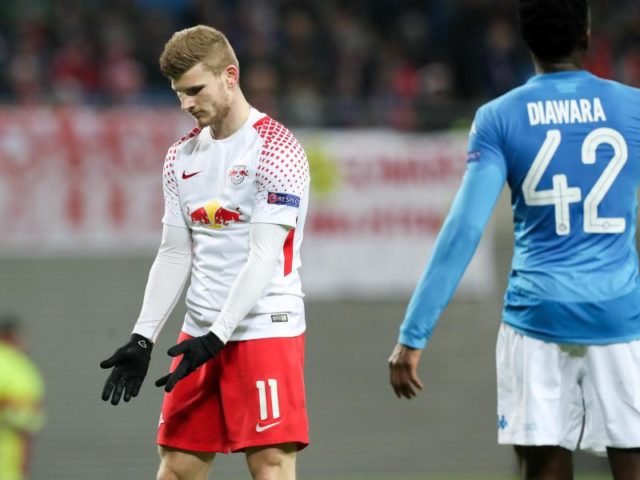 Leipzigs Nationalspieler Timo Werner (l) hadert nach einem Fehlpass mit sich selber. Foto: Jan Woitas/dpa