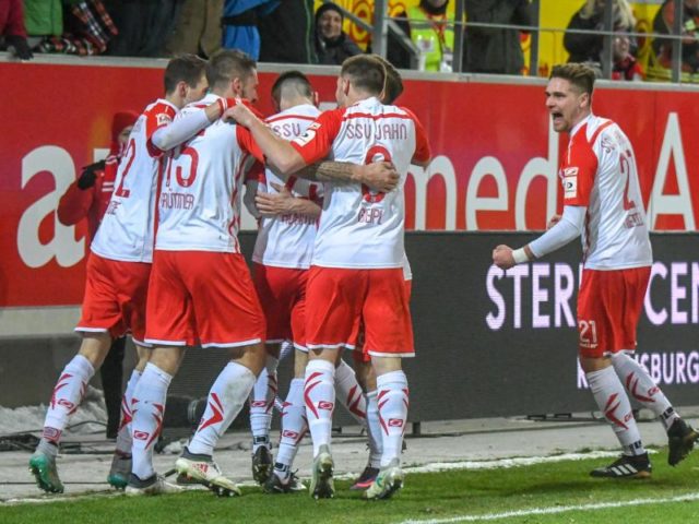 Die Mannschaft von Regensburg jubelt nach dem Treffer zum 4:3 gegen Düsseldorf. Foto: Armin Weigel/dpa