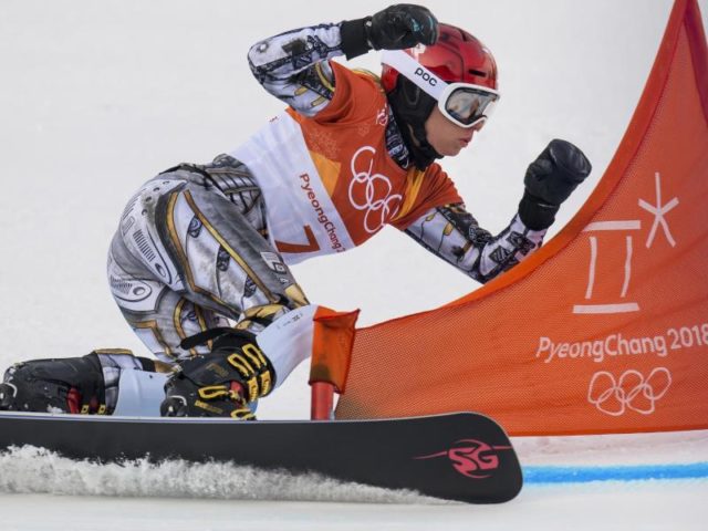 Super-G-Olympiasiegerin Ester Ledecka gewann auch Gold auf dem Snowboard. Foto: Jean-Christophe Bott/dpa