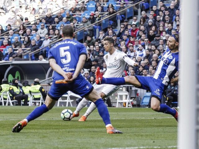 Cristiano Ronaldo (m.) schießt Real Madrid mit zwei Treffern zum Sieg. Foto: Enrique de la Fuente/dpa