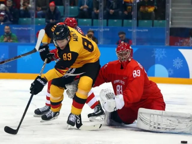 David Wolf versucht den OAR-Goalie Wassili Koschetschkin zu überwinden. Foto: Daniel Karmann/dpa