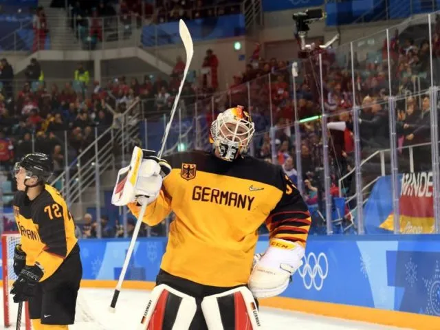 DEB-Goalie Danny aus den Birken ärgert sich über den Gegentreffer. Foto: Angelika Warmuth/dpa
