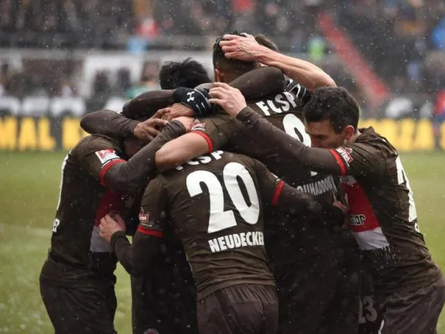 Die Spieler von St. Pauli jubeln nach ihrem Tor zum 2:2. Foto: Daniel Bockwoldt/dpa