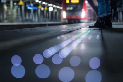 Leuchtender Bahnsteig soll S-Bahn pünktlicher machen