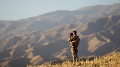 Schwierige Sicherheitslage: Bundesregierung bekennt sich zu weiterem Engagement in Afghanistan