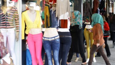AfDler in Syrien: „Frauen sitzen in Bars und tragen Jeans statt Burka – in Mekka und Berlin-Neukölln kaum vorstellbar“