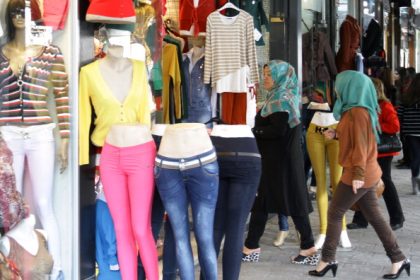 AfDler in Syrien: „Frauen sitzen in Bars und tragen Jeans statt Burka – in Mekka und Berlin-Neukölln kaum vorstellbar“
