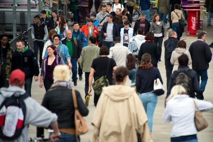 Statistik: Bevölkerung wuchs um 500.000 Menschen – Immer mehr Deutsche verlassen das Land