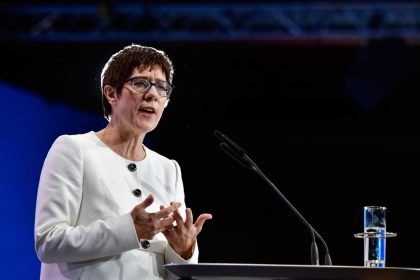 Kramp-Karrenbauer über Spahn-Aussage: Gutverdiener sollen nicht erklären, wie man sich mit Hartz IV fühlen sollte