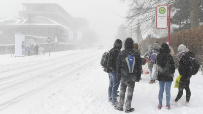 Starke Schneefälle in Schleswig-Holstein: Schulfrei, Busse fallen aus, Polizei und Feuerwehr im Einsatz
