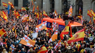 Barcelona: Tausende Menschen demonstrieren gegen Abspaltung Kataloniens von Spanien
