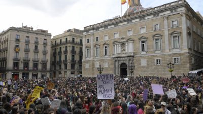 5,3 Millionen Spanierinnen gehen für gleiche Rechte auf die Straße