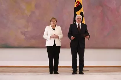 Merkel legt Amtseid ab: „Ich schwöre, dass ich meine Kraft dem Wohle des deutschen Volkes widmen werde“