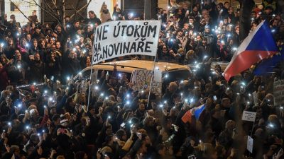 „Schämt Euch“: Tausende Menschen demonstrieren in Prag für Pressefreiheit