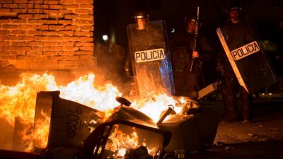 Straßenschlacht in Madrid nach Tod eines Afrikaners – Brennende Straßen, verletzte Polizisten