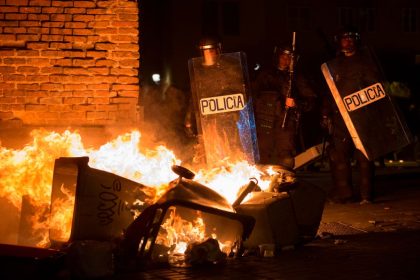 Straßenschlacht in Madrid nach Tod eines Afrikaners – Brennende Straßen, verletzte Polizisten
