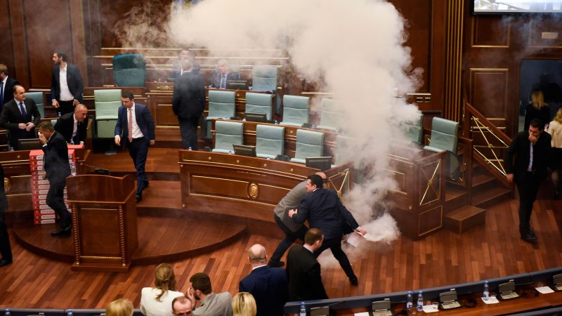 Tränengas verhindert Abstimmung im kosovarischen Parlament vorläufig